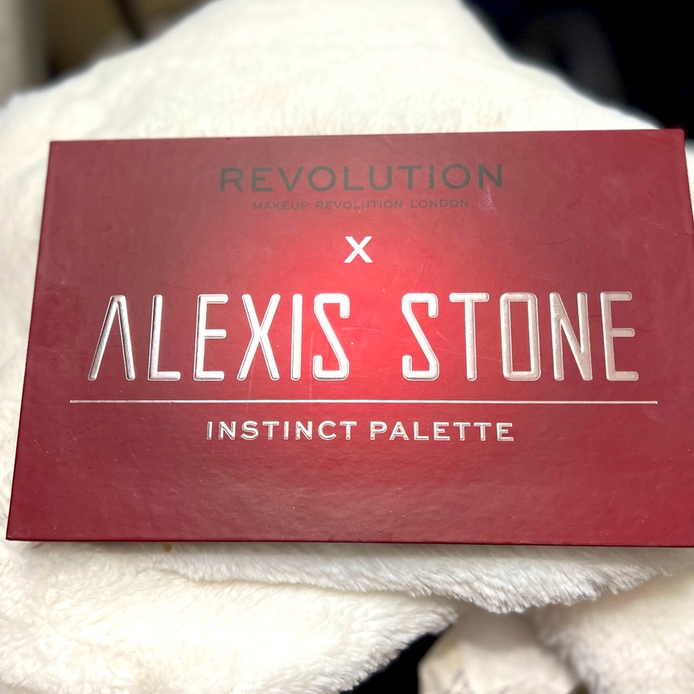 Makeup Revolution X Alexis Stone Shadow Palette - The Instinct